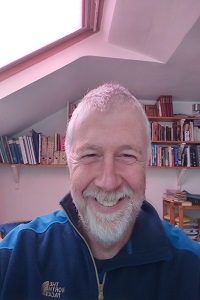 John Kremer profile picture with bookshelves behind him