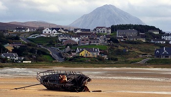 Bád Eddie on the beach in Gweedore, with Errigal in the background